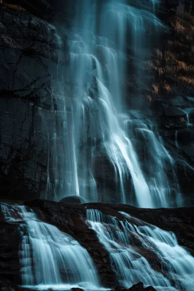 Eine Vertikale Aufnahme Eines Malerischen Wasserfalls Der Abend Von Einem — Stockfoto