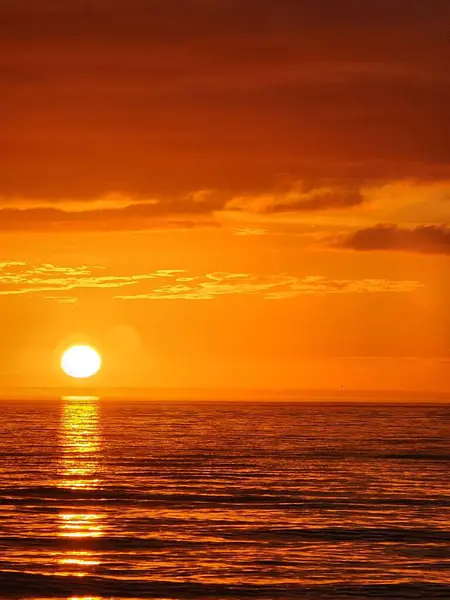Vue Verticale Ciel Nuageux Coucher Soleil Sur Mer — Photo