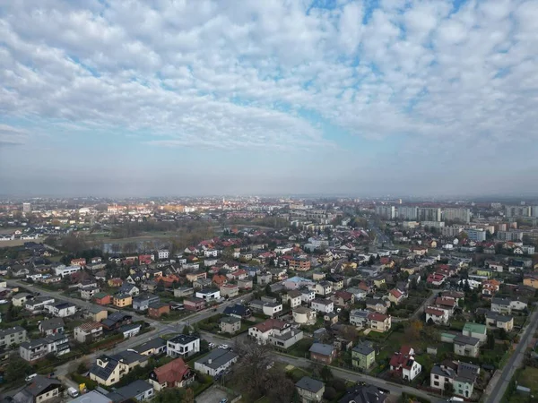 浅色多云天空下的居民区域的鸟瞰图 — 图库照片