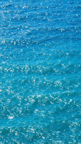Plan Vertical Une Surface Mer Bleu Clair Étincelante — Photo