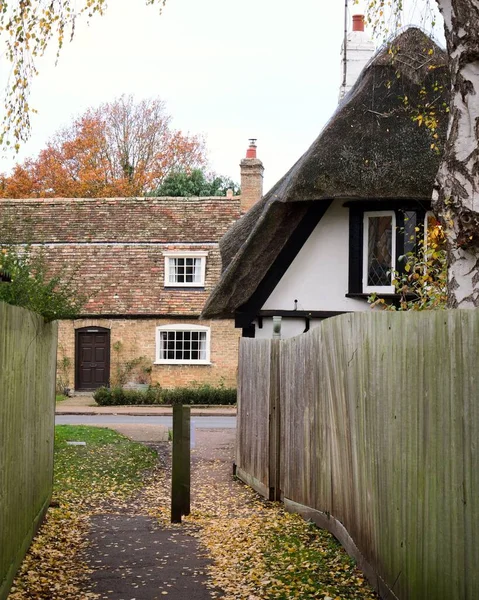 Een Verticaal Schot Van Prachtig Rieten Huisje Hemingford Grey Engeland — Stockfoto