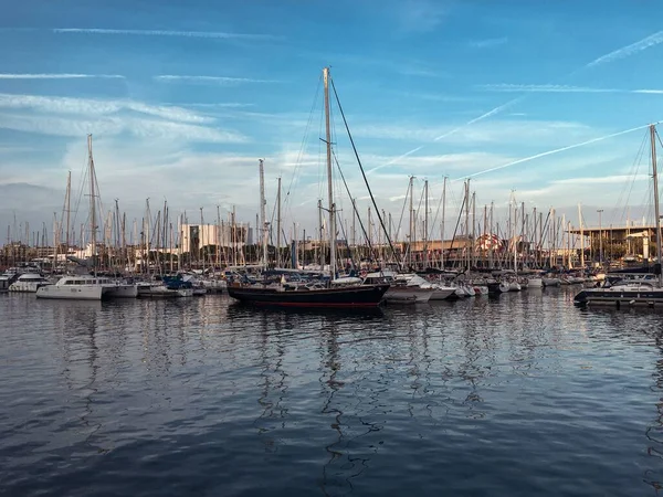 青い空の下でボートやヨットとバルセロナの古い港の景色 — ストック写真