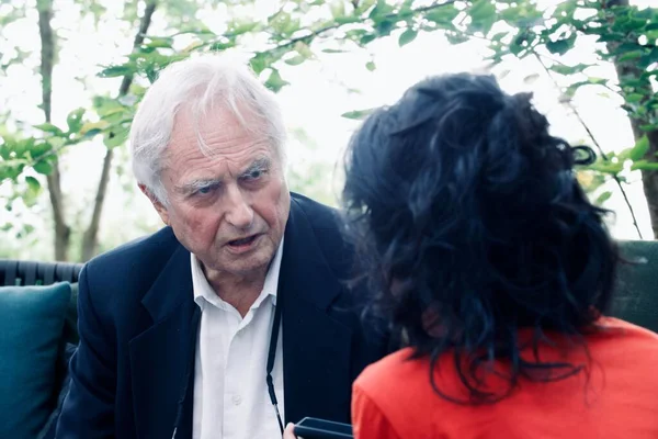 Scientifique Richard Dawkins Entretient Avec Une Femme Lors Conférence Sur — Photo