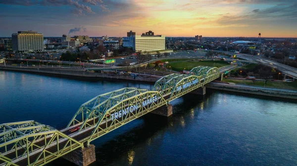 Drone Záběr Visutého Mostu Přes Řeku Při Východu Slunce Trenton — Stock fotografie