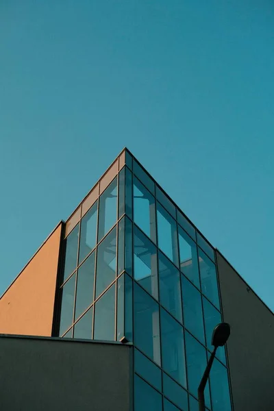 ザルツブルク州イッツリングの青い空に対するガラスの建物の外観 — ストック写真