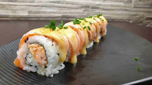 日本餐馆提供的一顿丰盛的鲑鱼寿司卷特写 — 图库照片