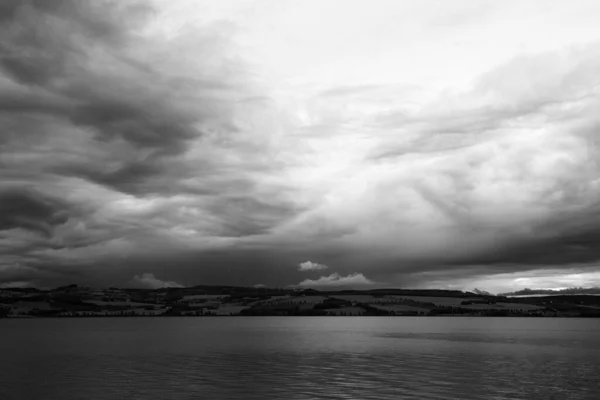 Grayscale Záběr Krajiny Západní Straně Jezera Mjosa Innlandet County Norsko — Stock fotografie