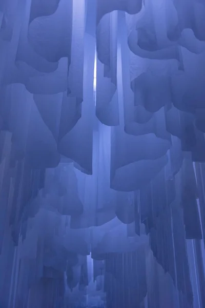 Mavi Dalgalı Asılı Bir Kumaşın Dikey Görüntüsü Rüya Gibi Büyüleyici — Stok fotoğraf