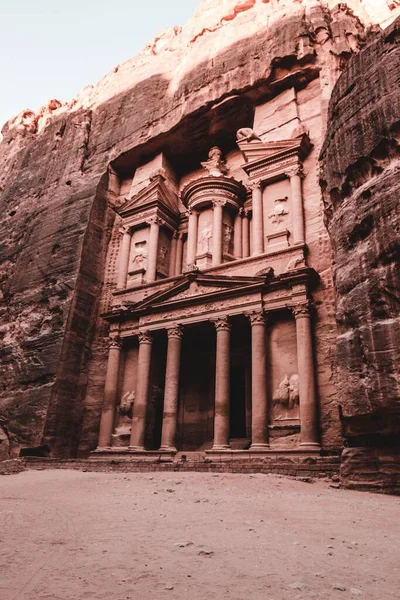 Низкоугольный Снимок Набатейского Храма Петре Иордания — стоковое фото