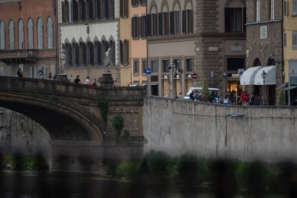 Gente Caminando Sobre Puente Sobre Río Rodeado Hermosos Edificios Florencia — Foto de Stock