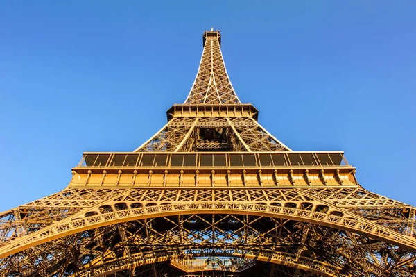 Tiro Ângulo Baixo Torre Eiffel Fundo Céu Azul Brilhante — Fotografia de Stock