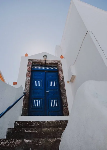 Pionowe Ujęcie Niebieskich Drzwi Białego Budynku — Zdjęcie stockowe