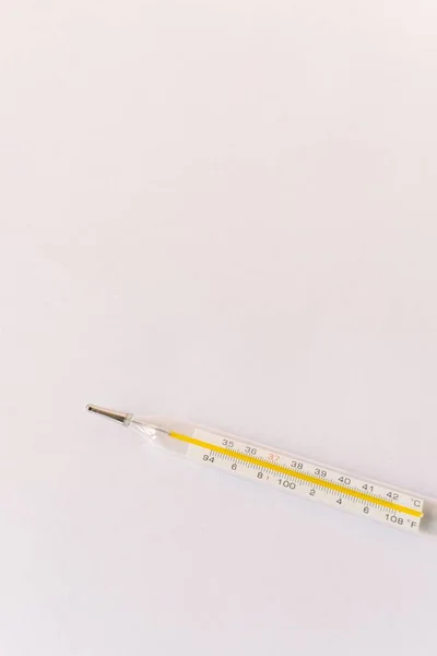 Термометр Изолирован Белом Концепция Диагностики Лихорадки Здравоохранения — стоковое фото