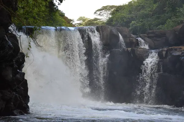 Beautiful Shot Streaming Waterfall Flowing Rocks — Stock Photo, Image