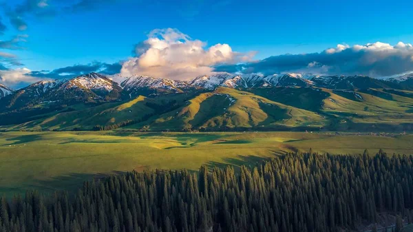 Kaunis Näkymä Laaksoon Kukkuloilla Vuorilla Aurinkoisena Päivänä — kuvapankkivalokuva
