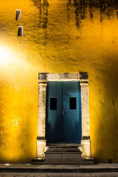 Eine Blaue Holztür Einer Verwitterten Gelben Wand Auf Einer Straße — Stockfoto
