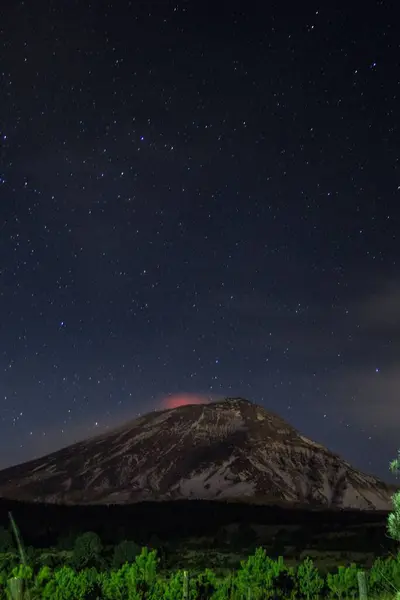 Una Vertical Una Montaña Contra Cielo Estrellado Nocturno Paisaje Majestuoso —  Fotos de Stock