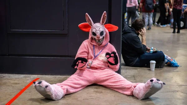 Una Persona Traje Rosa Conejo Con Máscara Conejo Miedo Sentado —  Fotos de Stock