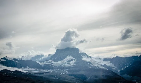 Eine Malerische Aufnahme Eines Berges Mit Wolken Auf Seinem Gipfel — Stockfoto