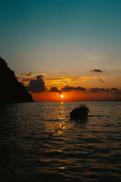 Vertikal Bild Båt Stranden Vid Solnedgången Med Grumlig Orange Himmel — Stockfoto