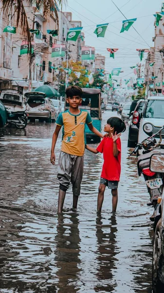Two Kids Standing Sewerage Overflow Karachi Monsoon — Stock Photo, Image
