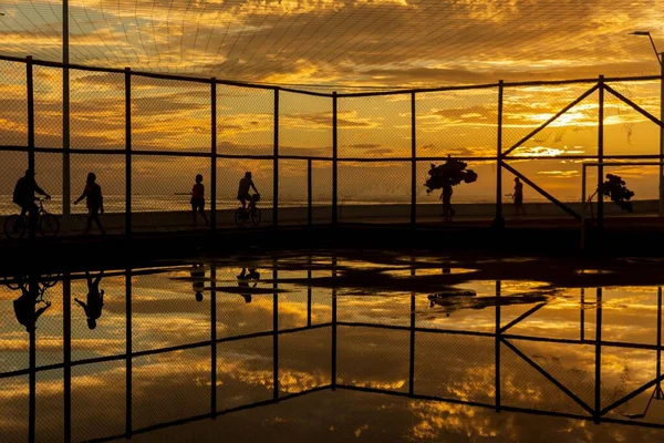 Silhouette People Exercising Edge Rio Vermelho Beach Salvador Bahia Yellow — Stock Photo, Image