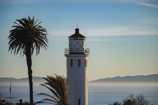 夕暮れ時の海岸の灯台 — ストック写真