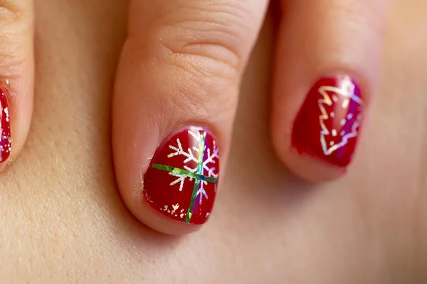 Een Close Van Rode Nagel Manicure Ontwerp Met Sneeuwvlok — Stockfoto