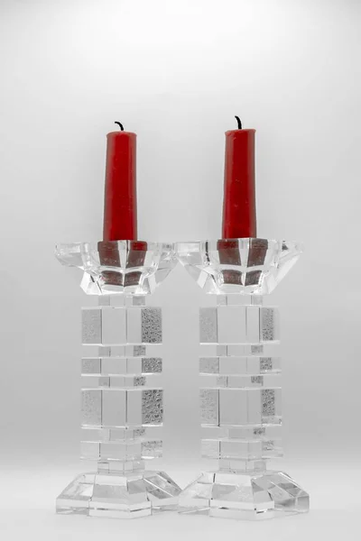 Close Duas Velas Vermelhas Candelabras Vidro Transparente — Fotografia de Stock