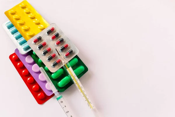 Verschiedene Medizinische Geräte Thermometer Ampullen Pipette Medikamente Tabletten Kapseln Spray — Stockfoto