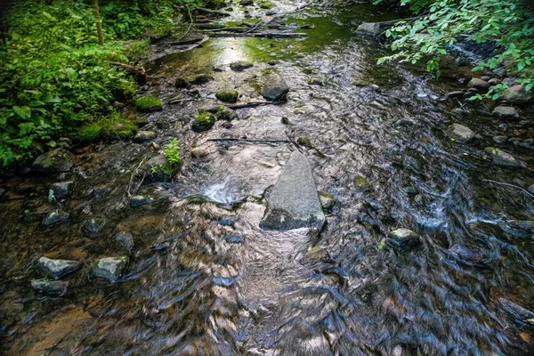 Eine Aufnahme Eines Wasserstroms Über Eine Felsige Oberfläche — Stockfoto