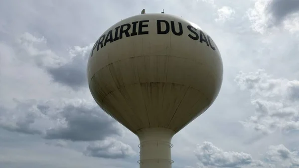 Збільшений Знімок Prairie Sac Water Tower Хмарним Небом Задньому Плані — стокове фото
