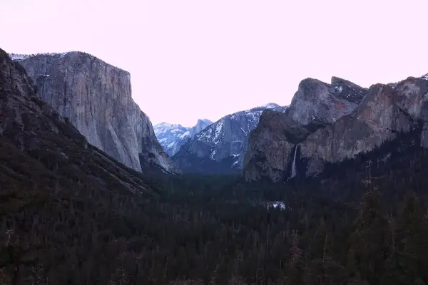 Bellissimo Scatto Paesaggio Della Yosemite Valley Tra Scogliere — Foto Stock