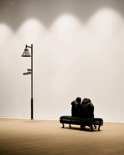Une Vue Arrière Couple Assis Sur Banc Bois Dans Musée — Photo