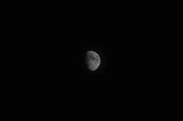 夜幕降临时天空中满月的风景 — 图库照片