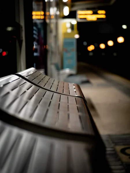 Gece Vakti Tren Istasyonundaki Metal Bir Bankta Dikey Bir Atış — Stok fotoğraf