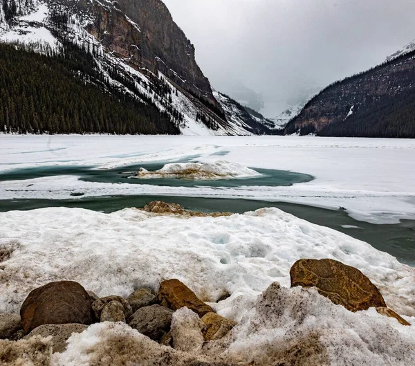 Chłodny Widok Zamarznięte Jezioro Louise Górski Krajobraz Alberta Kanada — Zdjęcie stockowe