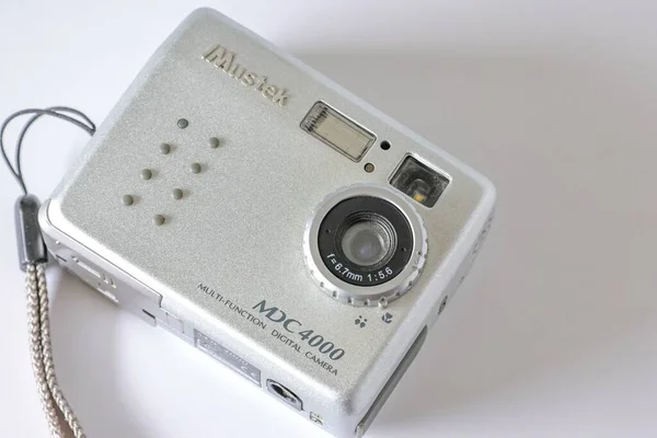 배경에 Mustek Mdc 4000 4Mp 디지털 카메라의 클로저 — 스톡 사진