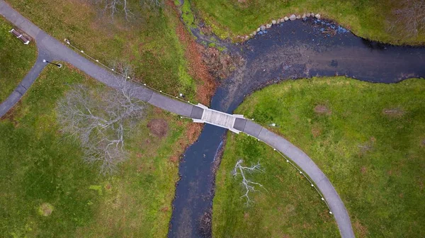 Luftaufnahme Eines Parks Mit Einem Spiegelnden Bach Wegen Und Einer — Stockfoto