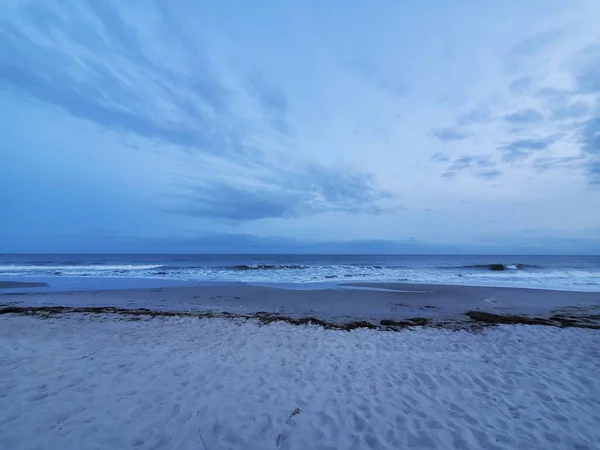 Schöne Aufnahme Von Schäumenden Wellen Die Einen Sandstrand Bedecken — Stockfoto