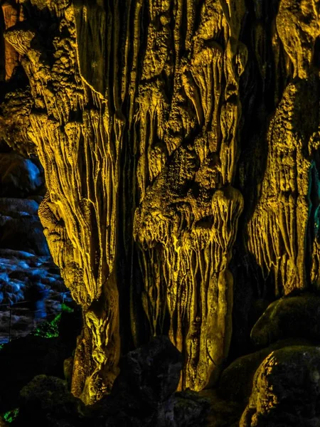 Прекрасный Вид Сталактит Минеральные Образования Свисающие Потолка Пещеры Освещенные Светом — стоковое фото