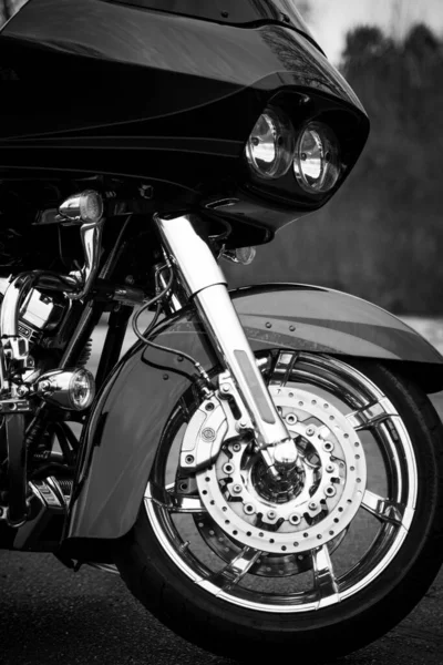 Tiro Escala Cinza Vertical Parte Frontal Motocicleta — Fotografia de Stock