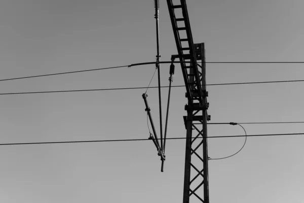 Alacsony Szögű Szürkeárnyalatú Felvétel Egy Acéltoronyról Elektromos Vezetékekkel — Stock Fotó
