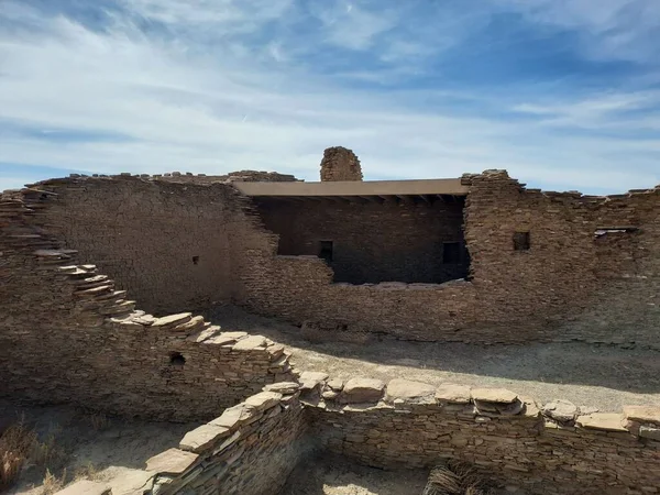 ニューメキシコ州チャコ文化国立歴史公園の青空とチャコ キャニオンの古代の建物の遺跡 — ストック写真