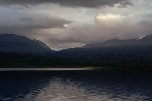 Ένα Όμορφο Τοπίο Της Λίμνης Βουνά Και Ένα Ζοφερό Ουρανό — Φωτογραφία Αρχείου