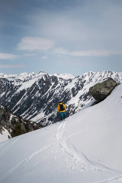 Tiro Vertical Homem Escalando Pirinéus Inverno — Fotografia de Stock
