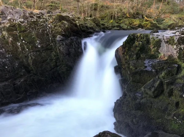 Une Longue Exposition Une Cascade Qui Coule Entre Une Falaise — Photo