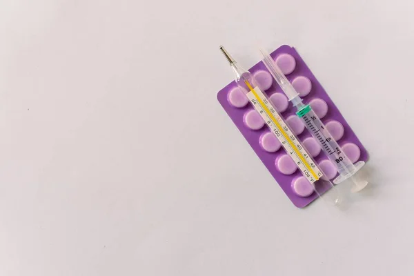 様々な医療機器 温度計 アンプル ピペット カプセル スプレー パッチ 注射器 白い背景にバイアル — ストック写真