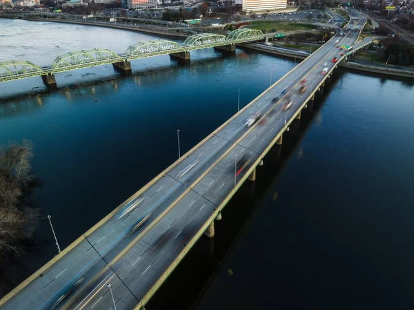 ローワートレントン橋と日の出にトレントンの高速道路橋の交差点の航空機 — ストック写真