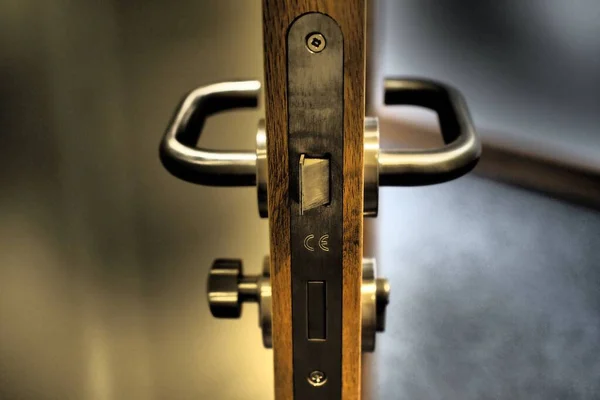 门把手上有锁孔和木门锁的现代门把手的特写镜头 — 图库照片